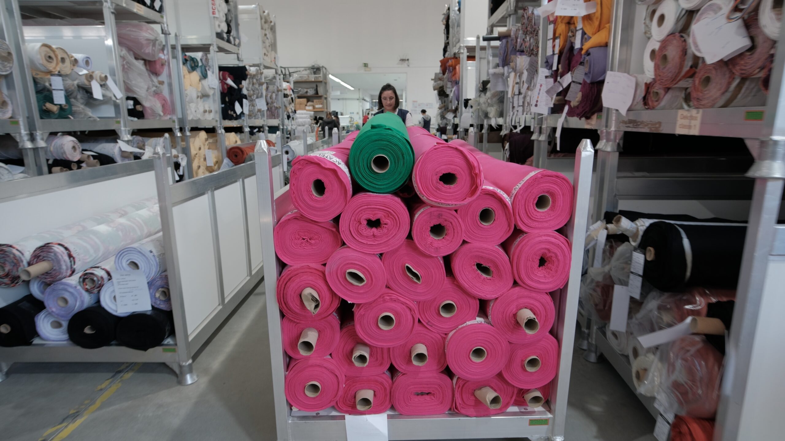 Vastuulliset tekstiilimateriaalit rullina ompelimomme Black Moda Portugalin varastossa. 