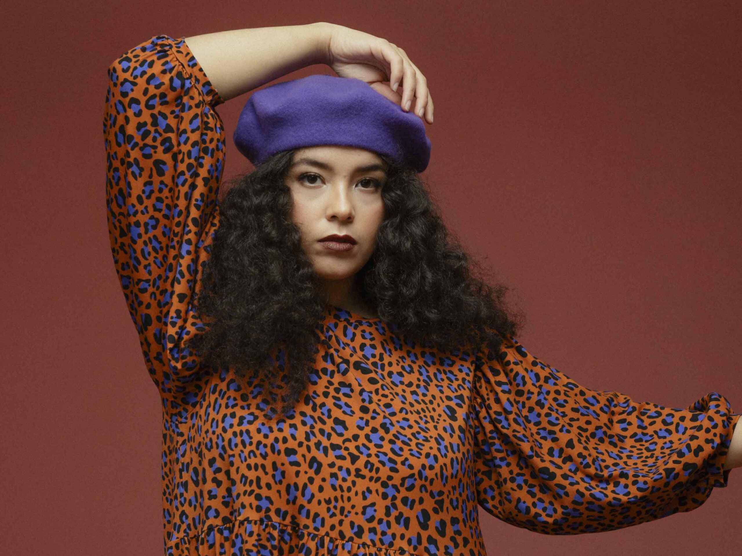 Aarrelabel-vaatemerkin Ivy-mekko on valmisettu Supima®-puuvillasta. Leo Copper-kuosin oranssi ja violetti väri toistuvat mekon kuosissa kirkkaina. Vastuulliset tekstiilimateriaalit näkyvät vaatemerkki Aarrelabelin valikoimassa. 