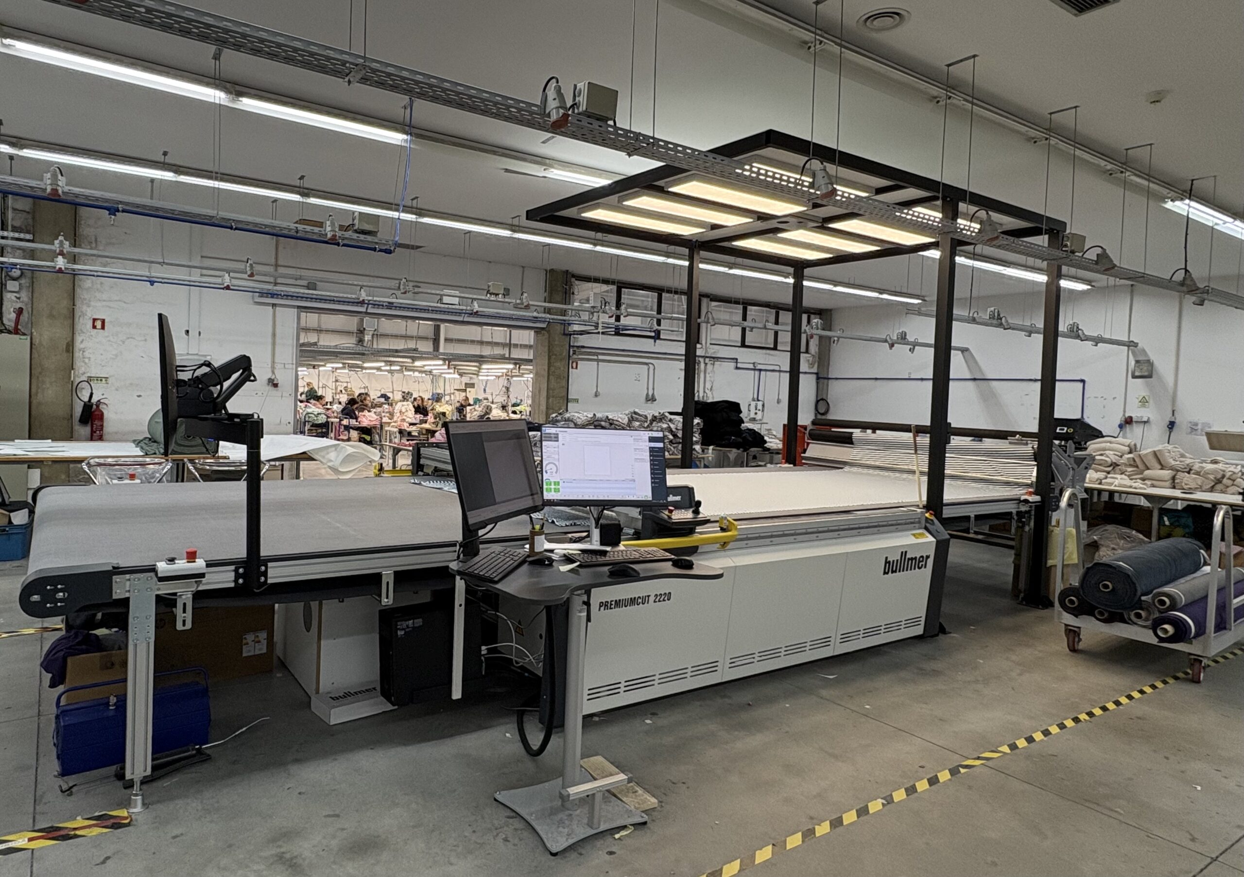 BULLMER PREMIUMCUT ELC cutting machine in Black Moda Portugal. 