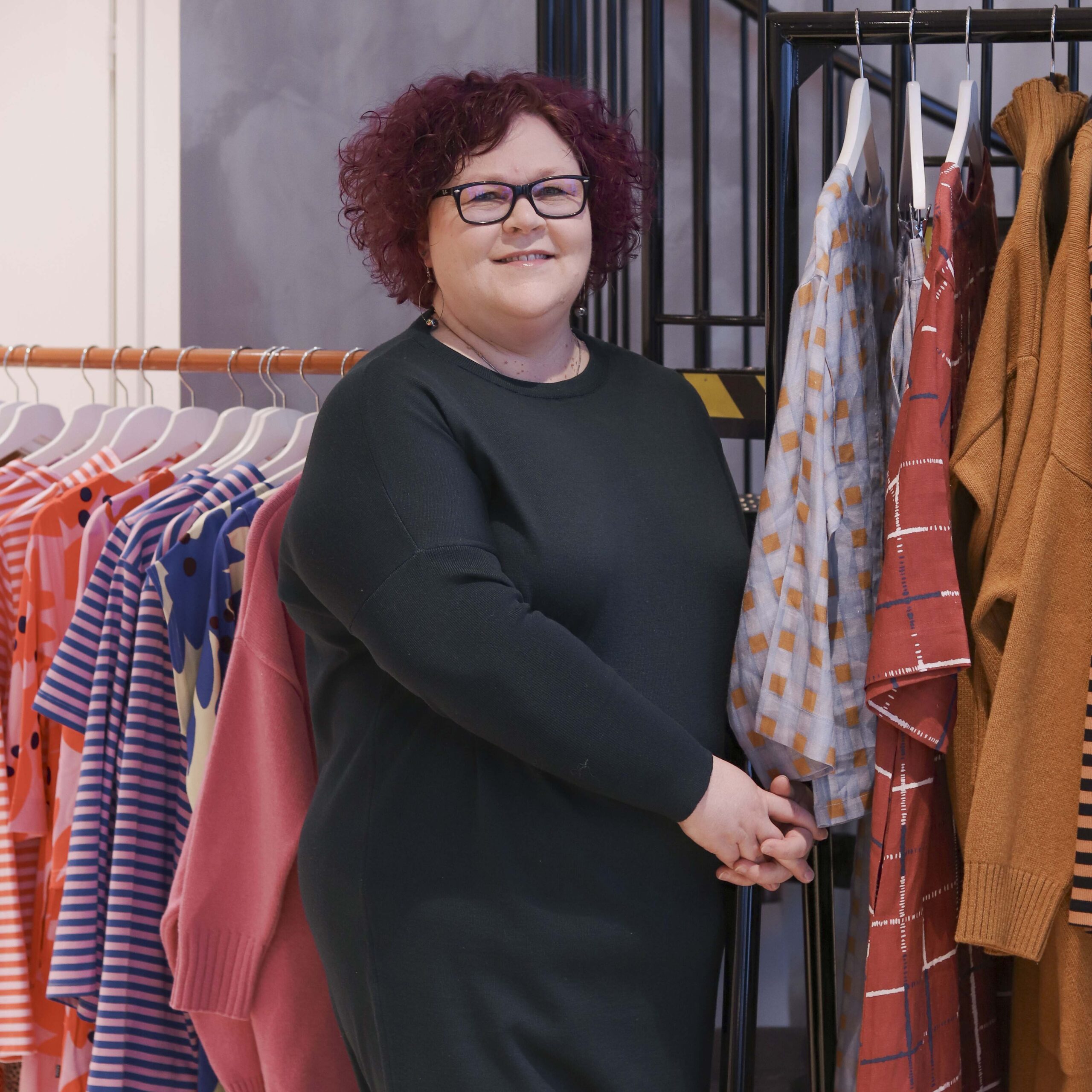 Kuvassa Johanna Leppä-aho vaaterekin edessä.